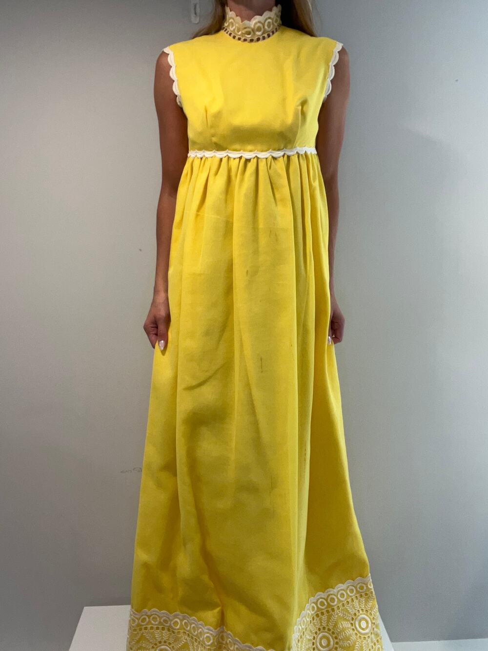 Vintage 1960s Yellow High Neck Column Dress w White Lace Contract Trim Small JL